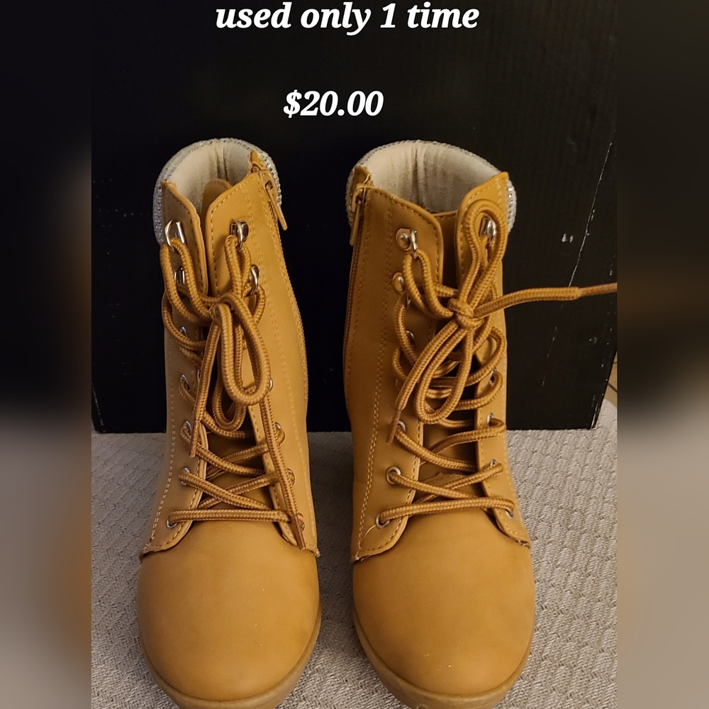 Boots with rhinestone